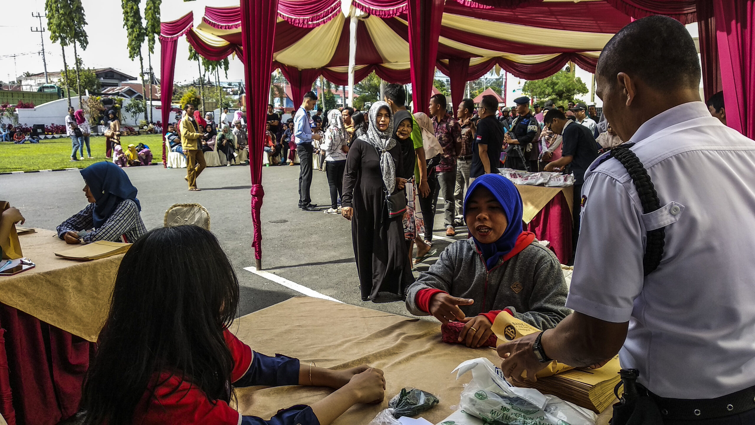 Ribuan masyarakat Solok dan sekitarnya melakukan penukaran uang pecahan baru di Balaikota Solok, Sumatera Barat, Sabtu (9/6/2018). Photo : Fernandez