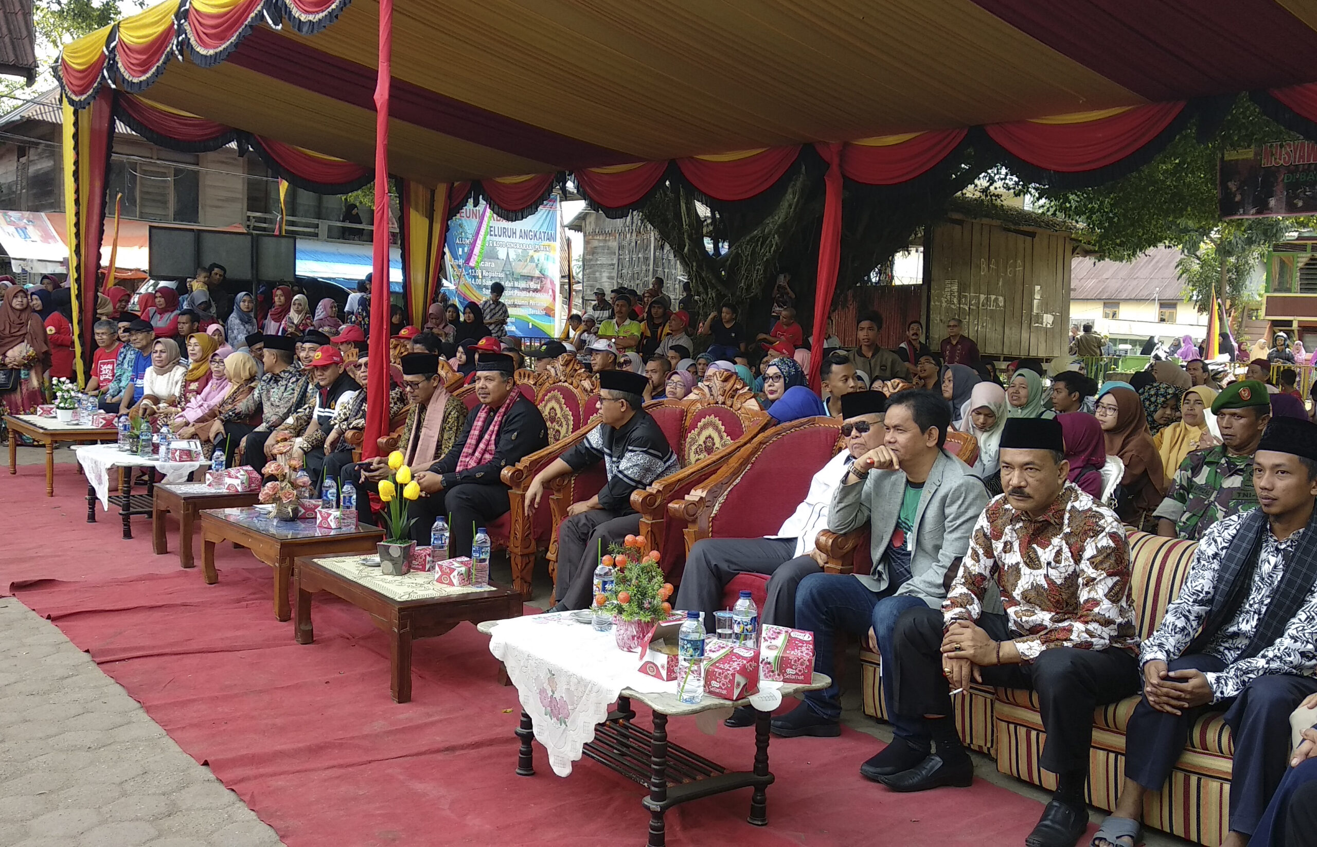 Menyambut hangat para perantau Saniang Baka di halaman Kerapatan Adat Saniang Baka, Kabupaten Solok, Sumbar. Ferndandez