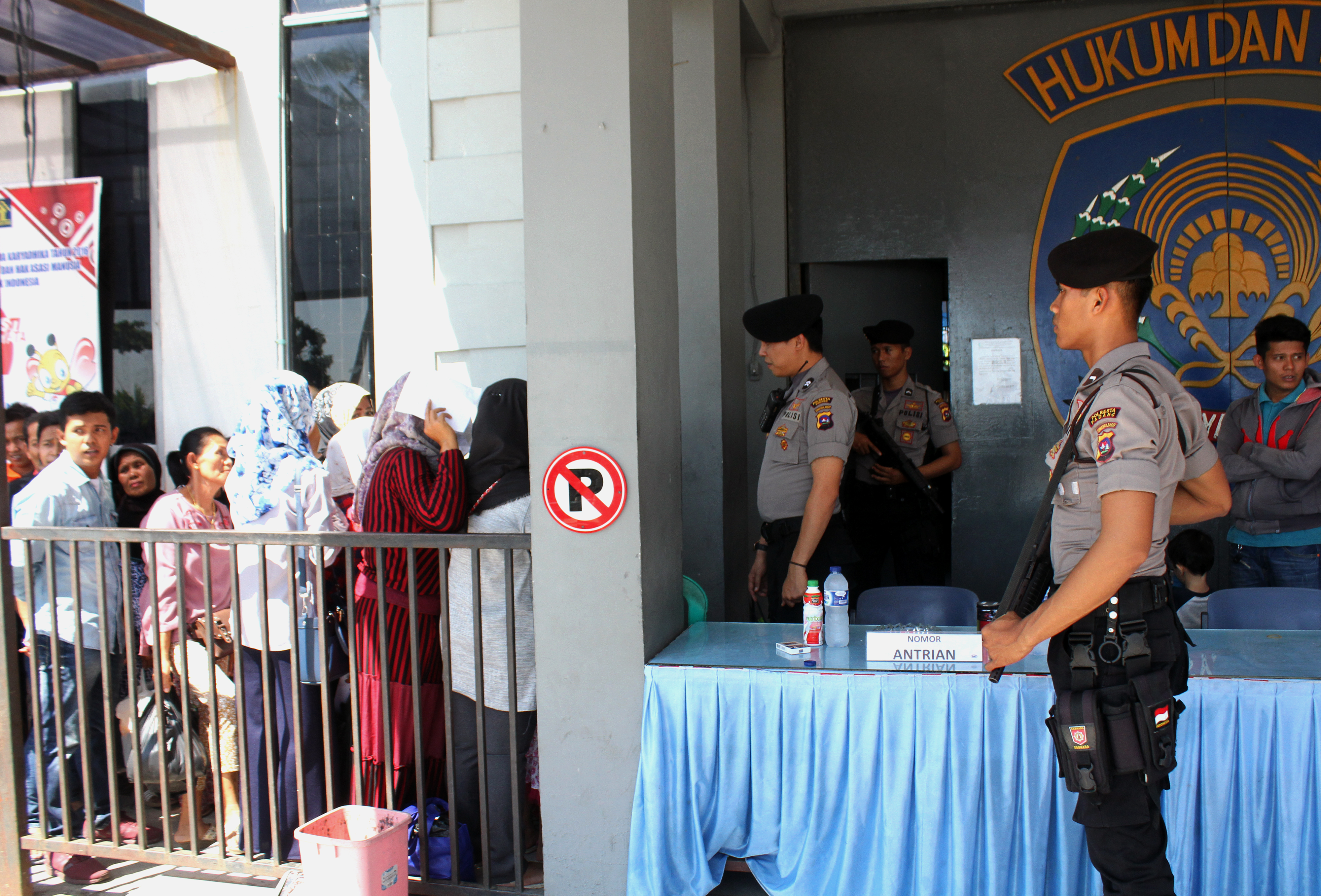 Puluhan personel dari Mapolresta Padang berjaga-jaga dan melayani ribuan keluarga warga binaan Lembaga Pemasyarakatan (Lapas) Muaro Kelas IIA Padang, Sumbar yang hendak membezuk anggota keluarga. Photo : @tanharimage