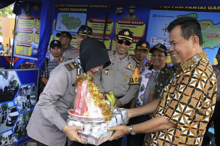 Walikota Pariaman Mukhlis Rahman saat meninjau posko pengamanan selama Lebaran 2018 di Kota Pariaman, Sumatera Barat, Selasa (19/6/2018)