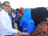Apel gabungan diakhiri dengan prosesi salam-salaman antara Walikota dan Wakil Walikota dengan seluruh peserta apel.