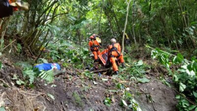 Sopir Masuk Jurang Dites Urinenya