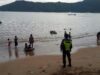 Babinsa Koramil 07/Bungus Kodim 0312/Padang saat melakukan pengamanan di kawasan obyek wisata selama Lebaran 2018 di Padang, Sumatera Barat.