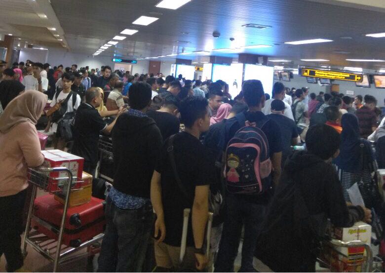Suasana arus mudik di Bandara Internasional Minangkabau (BIM), Padang Pariaman, Sumatera Barat. Photo : Putri Caprita