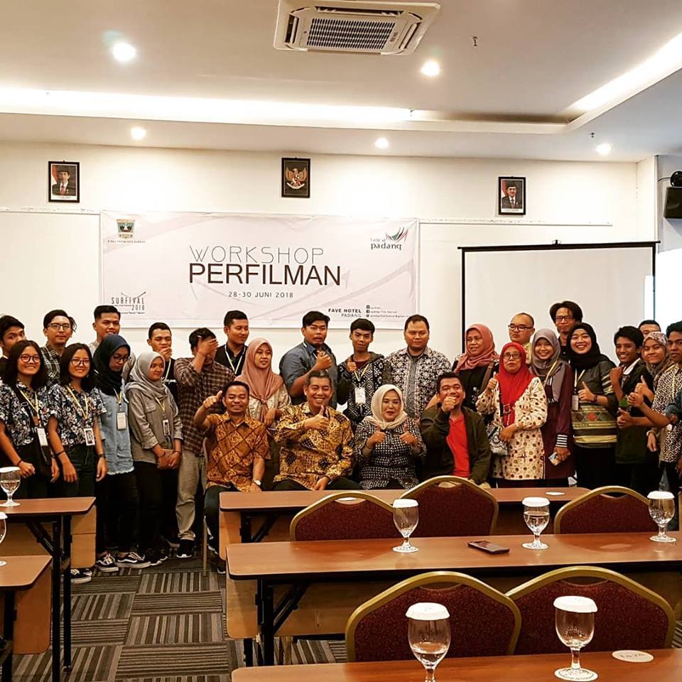 Foto bersama saat mengikuti Workshop Surfival 2018 di Hotel Fave, Jalan Belakang Olo, No 46, Kota Padang, Sumbar. Workshop Perfilman 2018