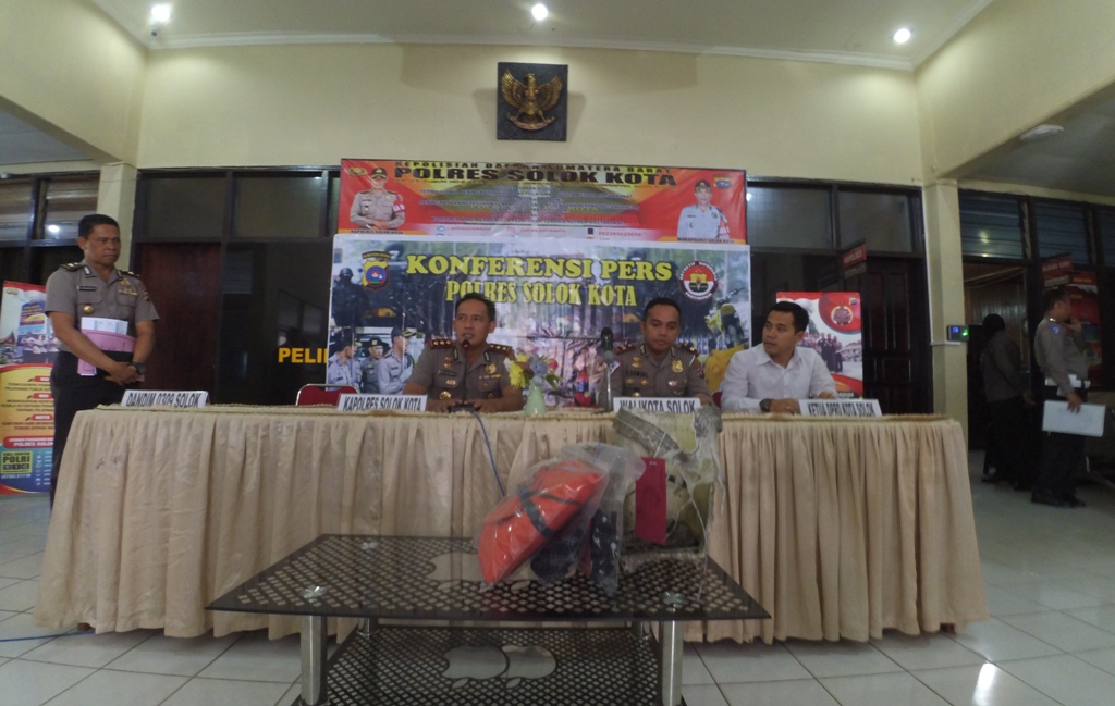 Konferensi pers rilis data seputar Operasi Ketupat tahun 2018 diwilayah hukum Polres Solok Kota, Senin 25 Juni 2018. Foto : Fernandez