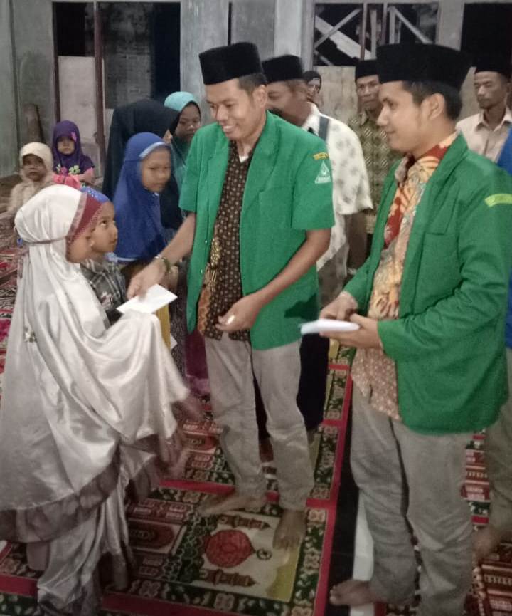 Gerakan Pemuda Ansor Padang Pariaman, Sumatera Barat menyantun anak yatim, Sabtu (9/6/2018). Photo : Rezki Pratama Jiwa.