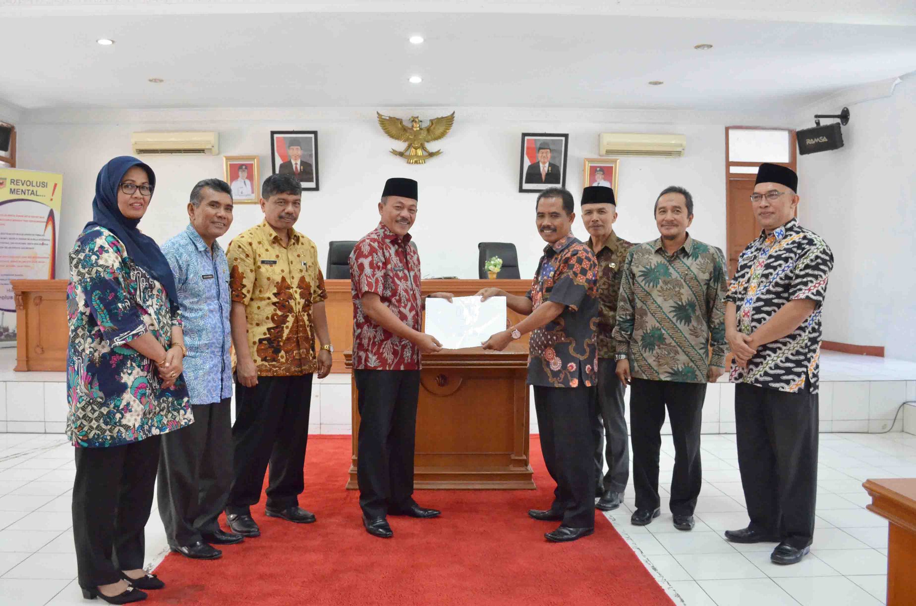 Wabup Tanah Datar Zuldafri Darma menyerahkan SPPT PBB-P2 dan DHKP Kabupaten Tanah Datar tahun 2018