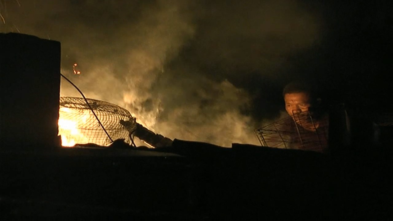 Warga berusaha memadamkan api yang menjalar pada lantai atap rumah milik pensiunan di Jalan Apel 9, No 312, RW 015, Kelurahan Kuranji, Kecamatan Kuranji, Kota Padang, Sumatera Barat (Sumbar), Senin (18/6/2018). Photo : Ihsan.