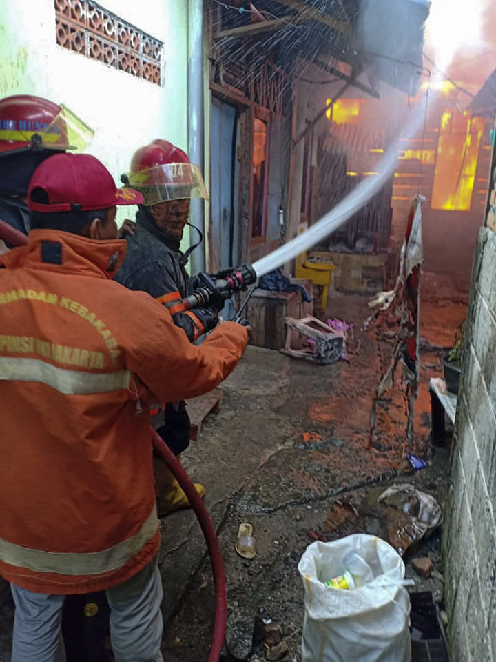 Petugas pemadam kebakaran di Kota Padang, Sumatera Barat bahu membahu saat memadamkan api yang menghanguskan unit rumah di Jalan Parak Karakah, Kecamatan Padang Timur, Senin (18/6/2018). Photo : Kabarsumbar.com