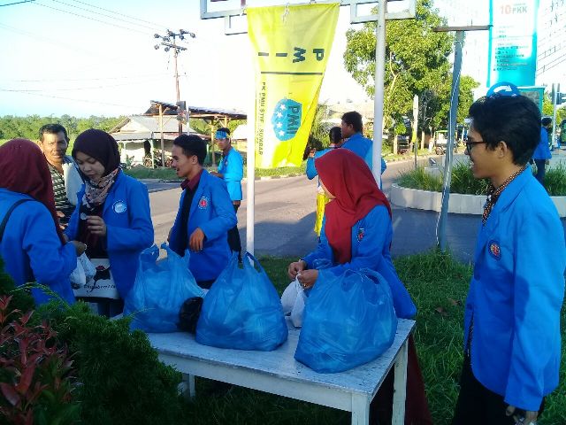 Mahasiswa PMII STIE Sumbar saat bagi-bagi takjil di Simpang Empat Padusunan, By Pass, Pariaman, Sumatera Barat. Photo : Rezki Pratama Jiwa