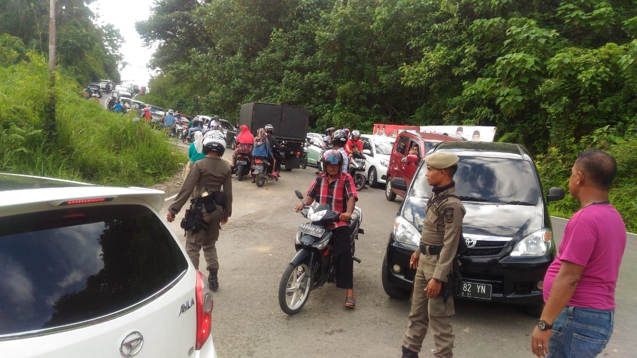 Kepadatan arus lalu lintas menuju Pantai Aie Manih. Foto : Istimewa