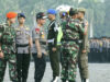 Panglima TNI Marsekal Hadi Tjahjanto menyematkan pita kepada salah seorang personel didampingi Kapolri Jenderal Polisi Tito Karnavian saat apel gelar pasukan dalam rangka pengamanan Idul Fitri 1439/2018, Jakarta, (6/6/2018). Photo: Puspen/Kabarsumbar.