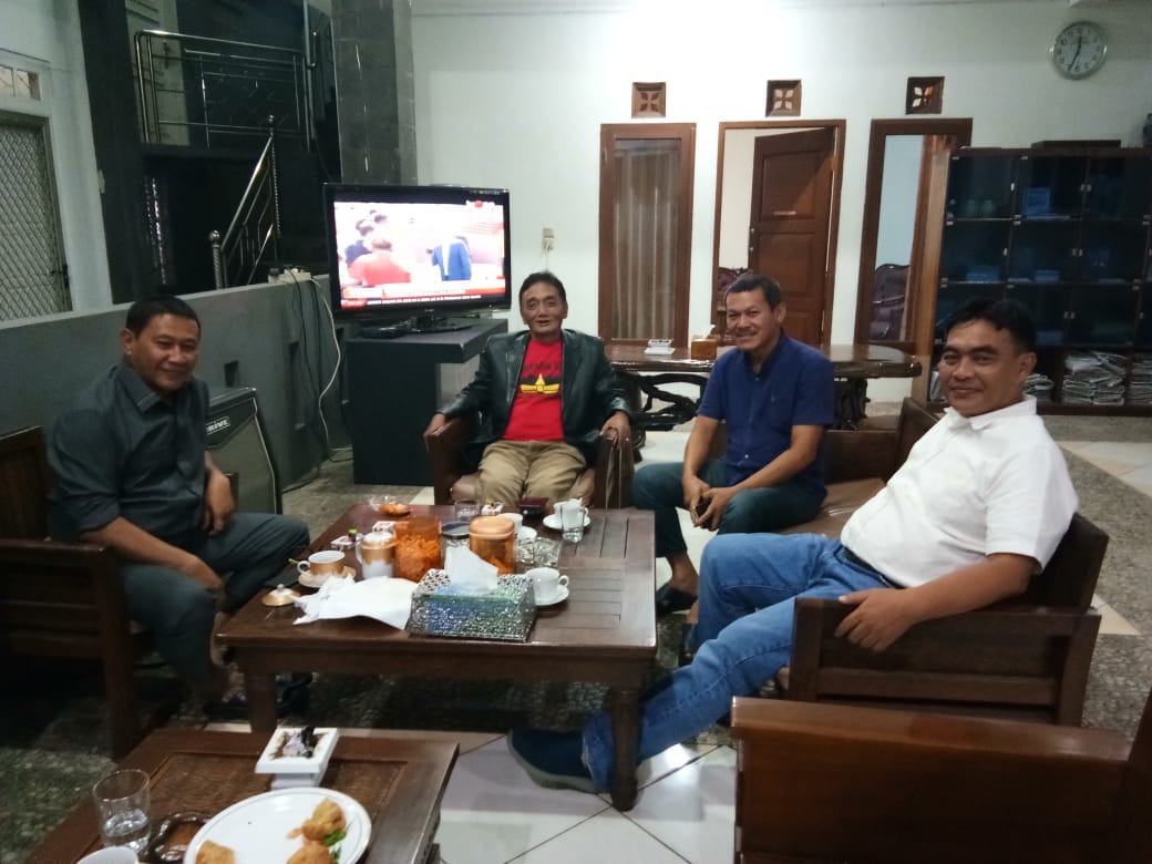 Wali Kota Bukittinggi Ramlan Nurmatias saat diskusi bersama anggota Tim Percepatan Pengembangan Pariwisata Sumbar, Muhammad Zuhrizul. Foto : Istimewa