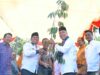 Bupati Tanah Datar, Irdinansyah Tarmizi menerima bantuan 400 batang bibit pohon durian dengan jenis Matahari, Duri Hitam, Musang King, Montong dan Kanjo dari komunitas perantau yang tergabung dalam 'Godih Santiang', Rabu (4/7/2018). Foto : Rehan