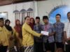 Wakil Walikota Solok Reinier memberikan Reward (penghargaan) bagi tiga siswa berprestasi SMP 1 Kota Solok atas capaiannya di rumah dinas Wakil Walikota Solok, Kamis (19/7/2018).