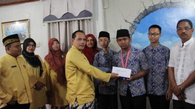 Tiga Siswa Berprestasi Raih Penghargaan dari Pemko Solok