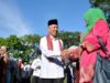 Bupati Tanah Datar, Sumbar Irdinansyah Tarmizi menyalami ASN, usai apel Jumat (13/7/2018).