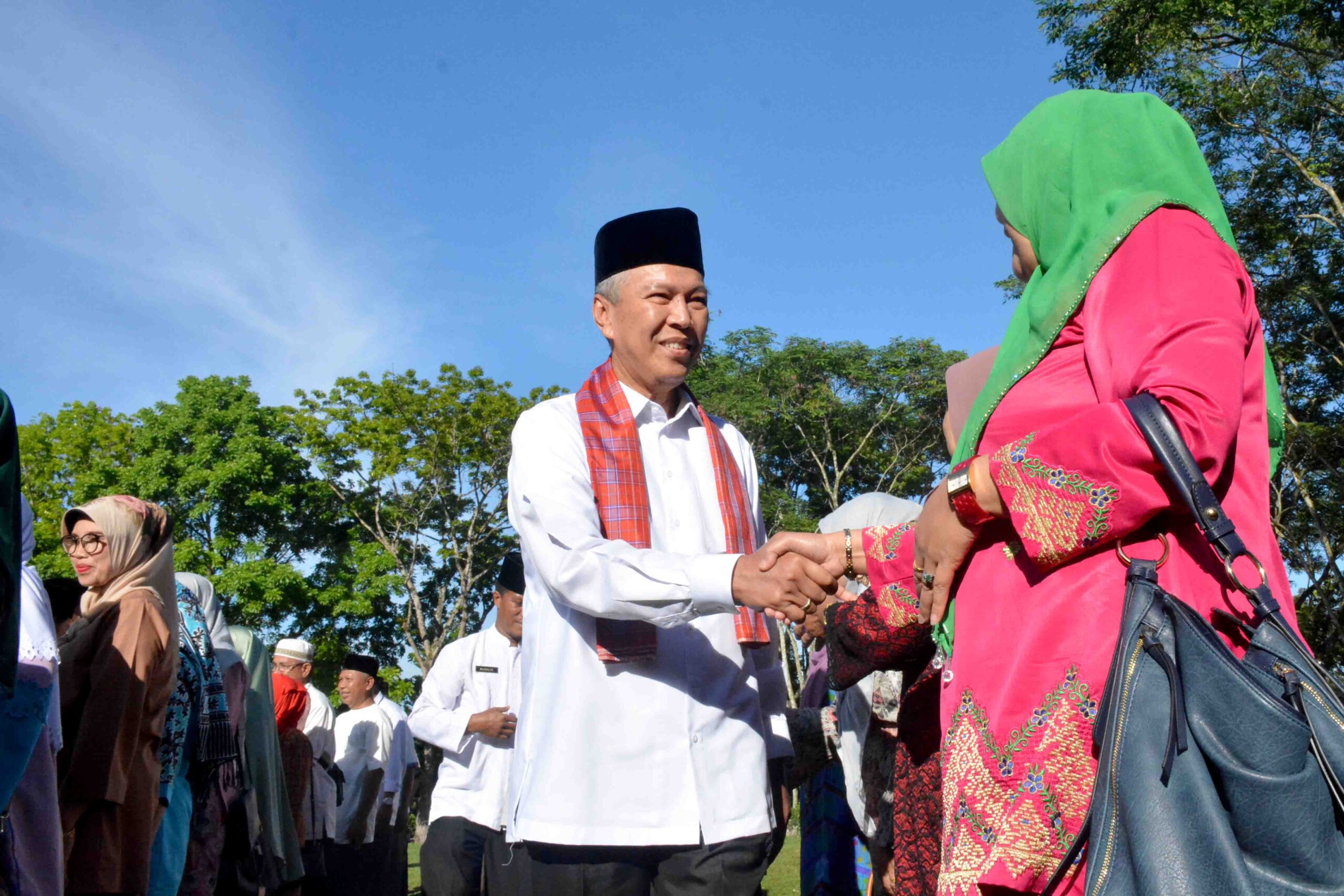 Bupati Tanah Datar, Sumbar Irdinansyah Tarmizi menyalami ASN, usai apel Jumat (13/7/2018).