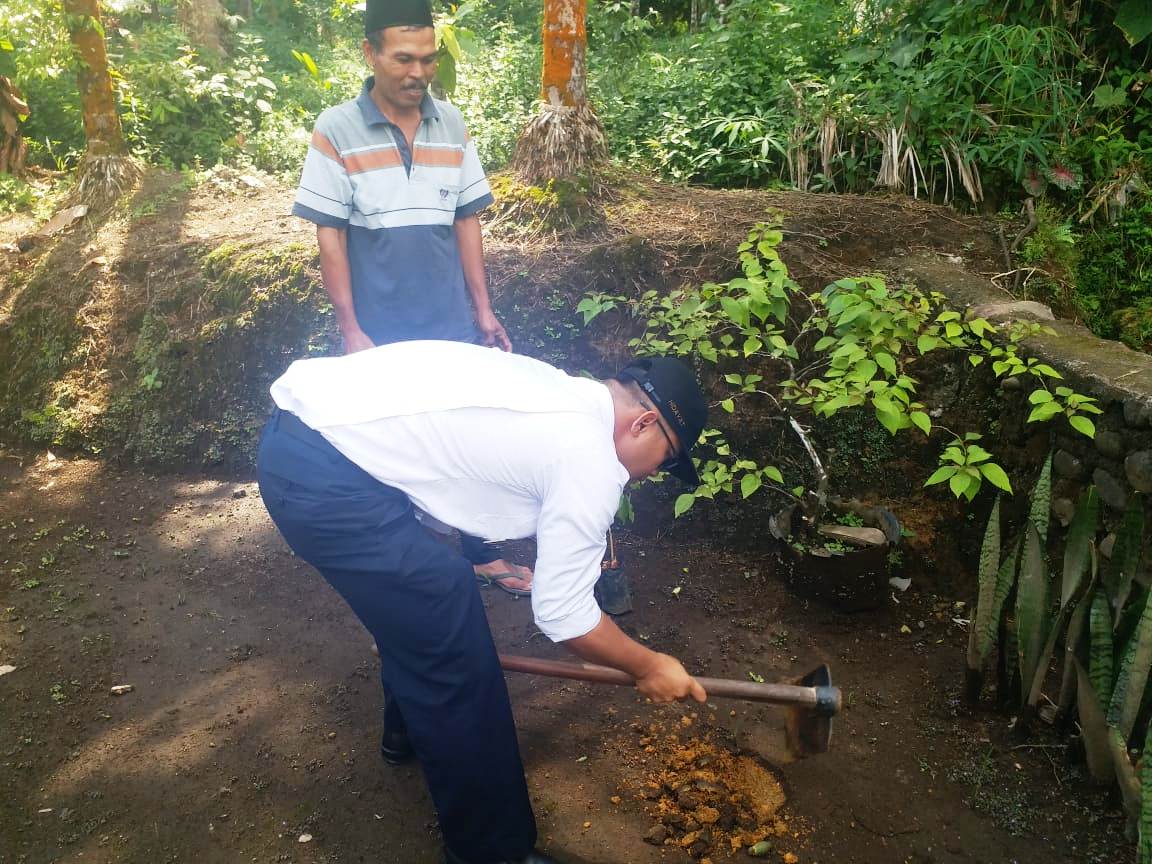 Camat Malalak Hidayatul Taufik saat mengelorakan Kepada masyarakat malalak tentang satu rumah empat pohon