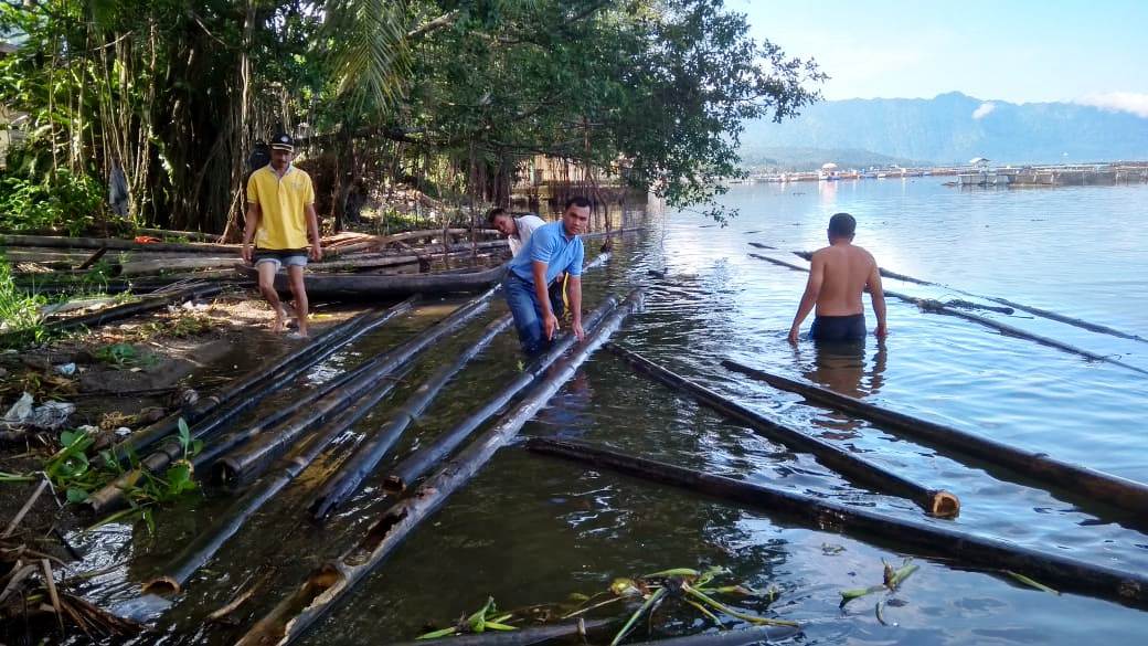 Camat Tanjung Raya Hendria Asmi bersama masyarakat Sungai Batang saat menggeluarkan bangkai KJA dari Danau Maninjau