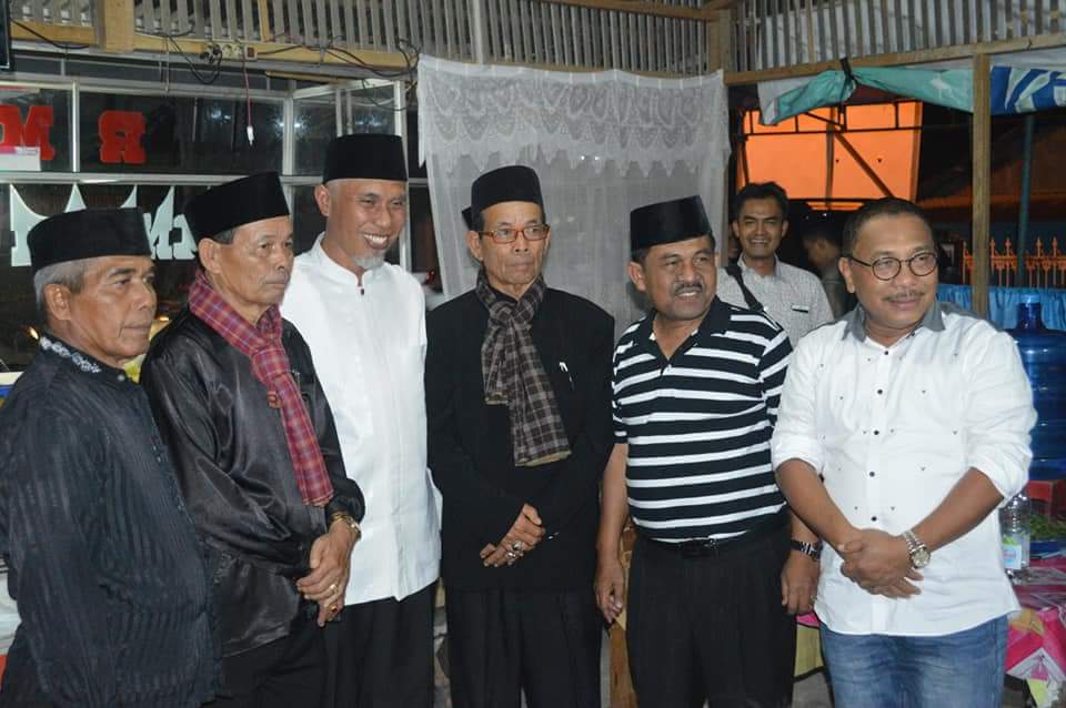 Wali Kota Padang Mahyeldi Ansharullah berfoto bersama tokoh masyarakat Durian Tarung usai silaturrahmi. Foto : Humas Pemko