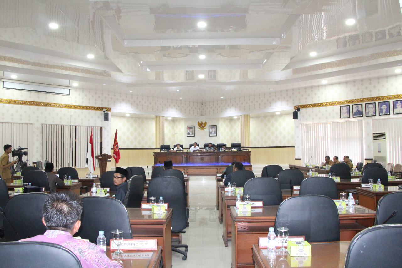 Suasana Rapat Paripurna pandangan umum fraksi atas Nota Bupati Agam terhadap rancangan peraturan daerah (Ranperda) Pertanggungjawaban Pelaksanaan Anggaran Pendapatan dan Belanja Daerah (APBD) tahun 2017, di Aula Utama DPRD Agam, Senin (2/7/2018). Photo : Rama