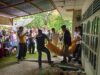 Saat evakuasi jenazah korban dari dalam kamar rumah.