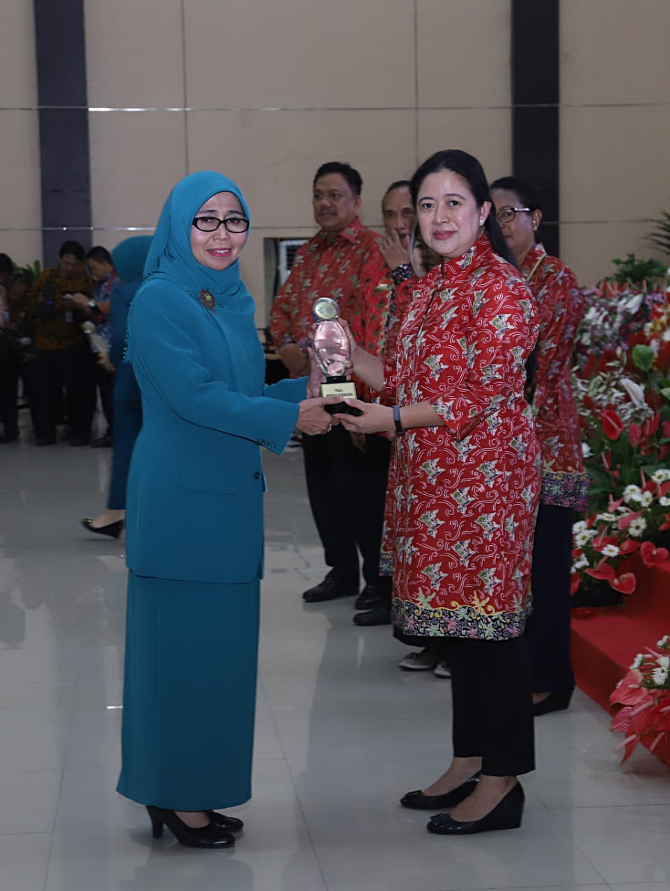 Penghargaan yang diterima langsung oleh Ketua TP. PKK Kota Solok Hj. Zulmiyetti Zul Elfian. 