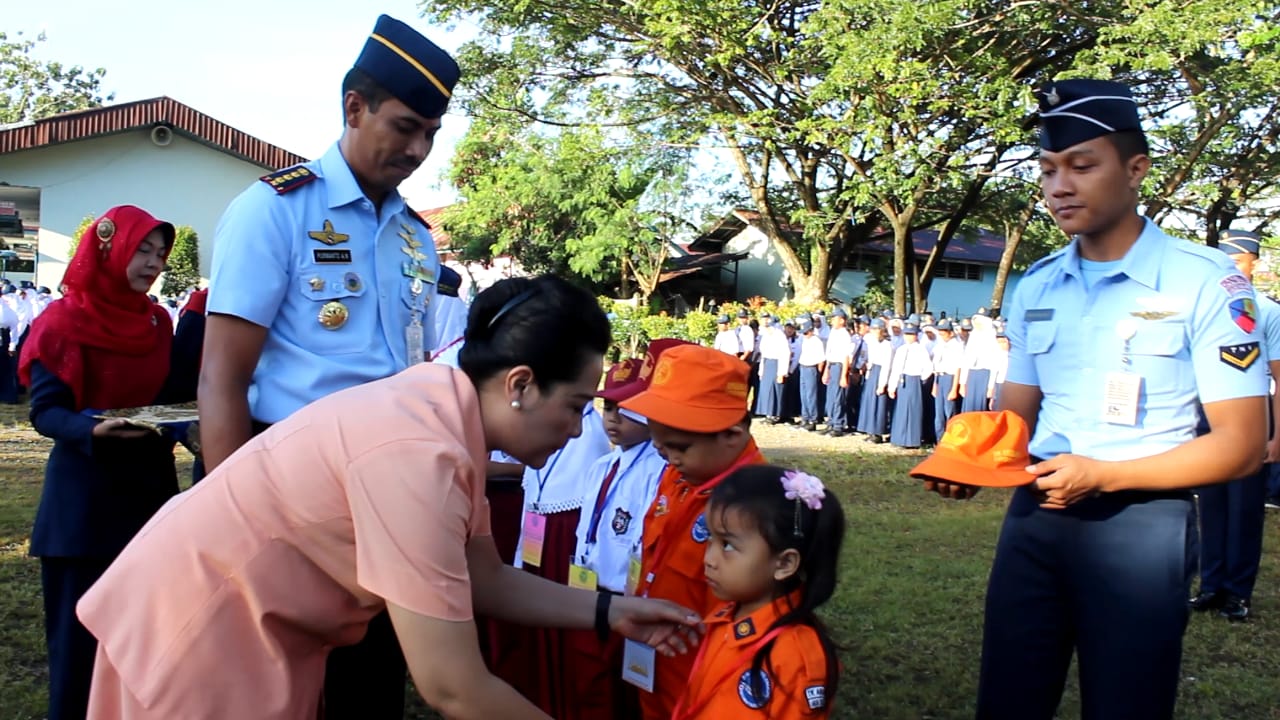 Ketua Yasarini Cabanf 14 D. i Sutan Sjahrir Rista Purwanto bersama Danlanud Sutan Sjahrir Pnb Purwanto saat memasang kokarde secara simbolis sebagai tanda pembukaan serentak MODP Sekolah Angkasa Se Indonesia