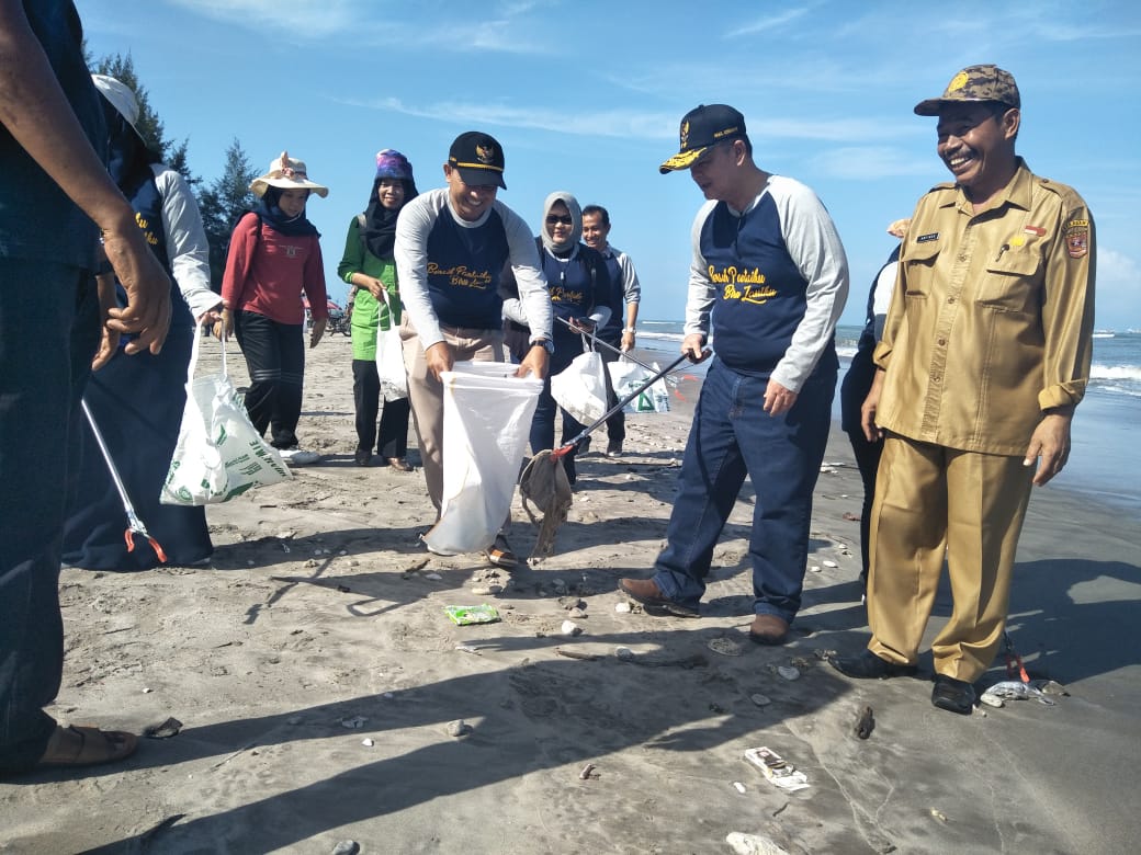 Wakil Gubernur Sumbar, Nasrul Abit didampingi Kepala DKP Sumbar, Yosmeri bersama Wakil Bupati Agam, ratusan pelajar beserta sejumlah pejabat Pemprov dan Pemkab Agam menggelar aksi bersih-bersih di Pantai Tiku, Kecamatan Tanjung Mutiara, Kabupaten Agam, Selasa pagi (17/7).