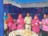 Gubernur Sumbar Irwan Prayitno dan istri memamerkan sala layak.
