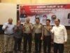 Dua jenderal "salam gembok terbuka" salamnya keterbukaan informasi publik bersama komisioner KI Sumbar, (ki-ka) Sondri, Adrian, Kadiv Humas Mabes Polri Irjen Pol Setyo Wasisto, Kapolda Sumbar Irjen Pol Fakhrizal, Biro PID Div Humas, Kombes Joko dan Yurnaldi.