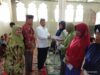 Penyerahan bantuan dana pendidikan Badan Amil Zakat (BAZNAS) Kota Solok bagi 300 pelajar dan mahasiswa, Sabtu (28/7/2018) bertempat di Masjid Lubuek Sikarah, Kota Solok. Foto : Fernandez