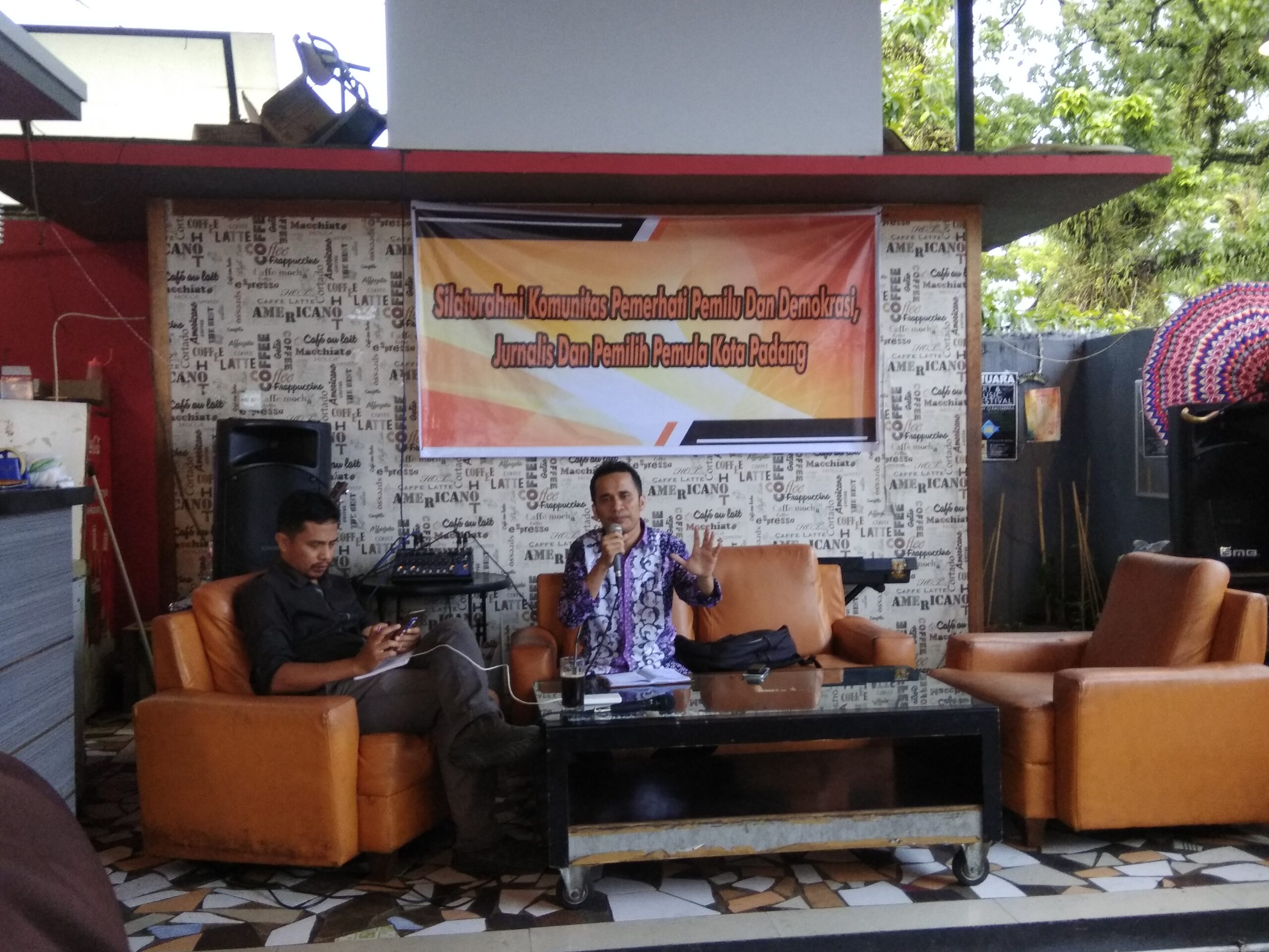 Komisioner KPU Sumbar, Gebril Daulai ketika silaturrahmi dengan jurnalis. Foto : Hijrah Adi Sukrial