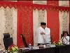 Emzalmi memberi ucapan selamat dan memeluk Mahyeldi pada rapat pimpinan OPD Pemko Padang. Foto : Istimewa