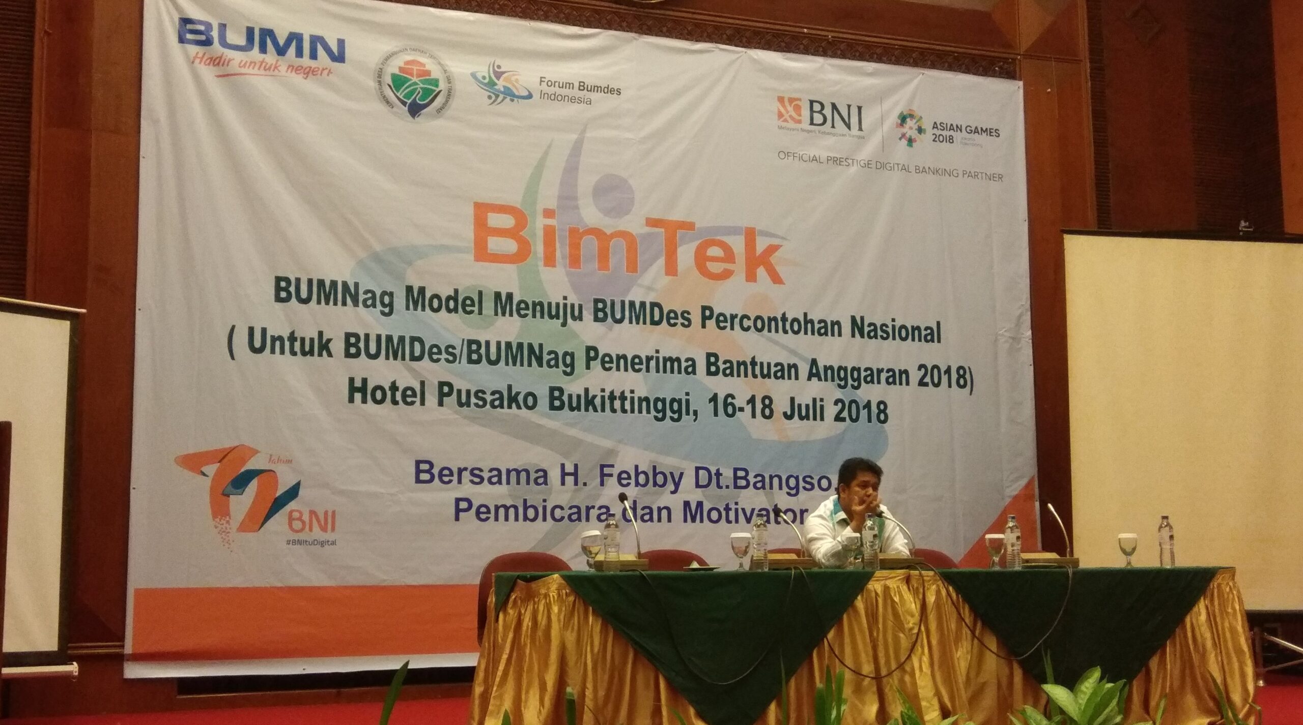 Ketua Forum Bumdes Indonesia, Febby Dt Bangso memberikan motivasi kepada pengurus Bumnag se-Sumbar. Foto : Hijrah Adi Sukrial