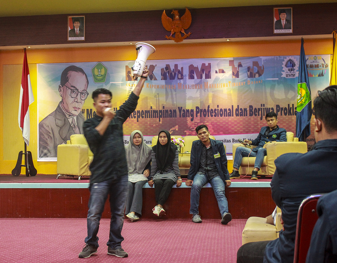 Pemateri teknik orasi dan pidato, Putra Tanhar mengisi agenda Latihan Kepemimpinan Manajemen Mahasiswa Tingkat Dasar (LKMM-TD) 2018, yang digelar oleh Badan Eksekutif Masyarakat Mahasiswa Fakultas Teknik Sipil dan Perencanaan (BEMM-FTSP) Universitas Bung Hatta (UBH), Kota Padang, Sumatera Barat (Sumbar), Minggu (1/7/2018).