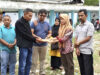 Ipekos Sumbar saat menyerahkan bantuan solidaritas.
