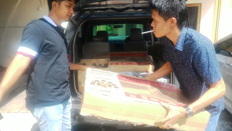 Kanit Reskrim Polsek Lubuk Basung beserta anggota saat menurunkan hasil curian dari mobil rental yang dirental oleh orang tua angkat pelaku untuk melancarkan aksinya