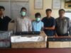 Kanit-reskrim-Polsek-Lubuk-Basung-saat-menujukan-barang-bukti-hasil-curian-dari-2-pelaku-pencurian-yang-ditangkap-di-dua-lokasi-yang-berbeda