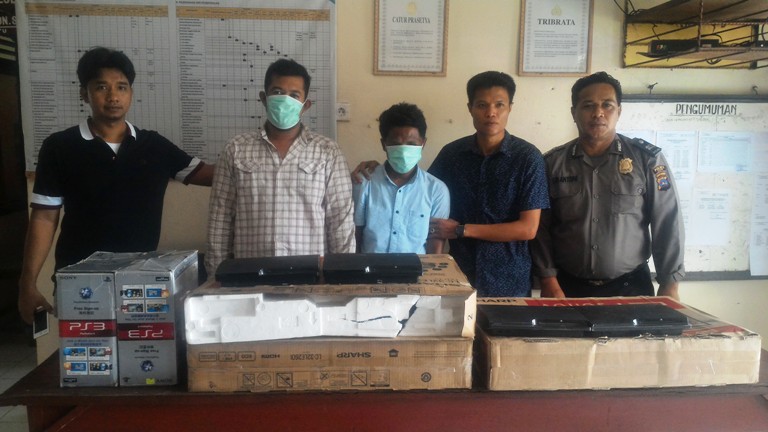 Kanit-reskrim-Polsek-Lubuk-Basung-saat-menujukan-barang-bukti-hasil-curian-dari-2-pelaku-pencurian-yang-ditangkap-di-dua-lokasi-yang-berbeda