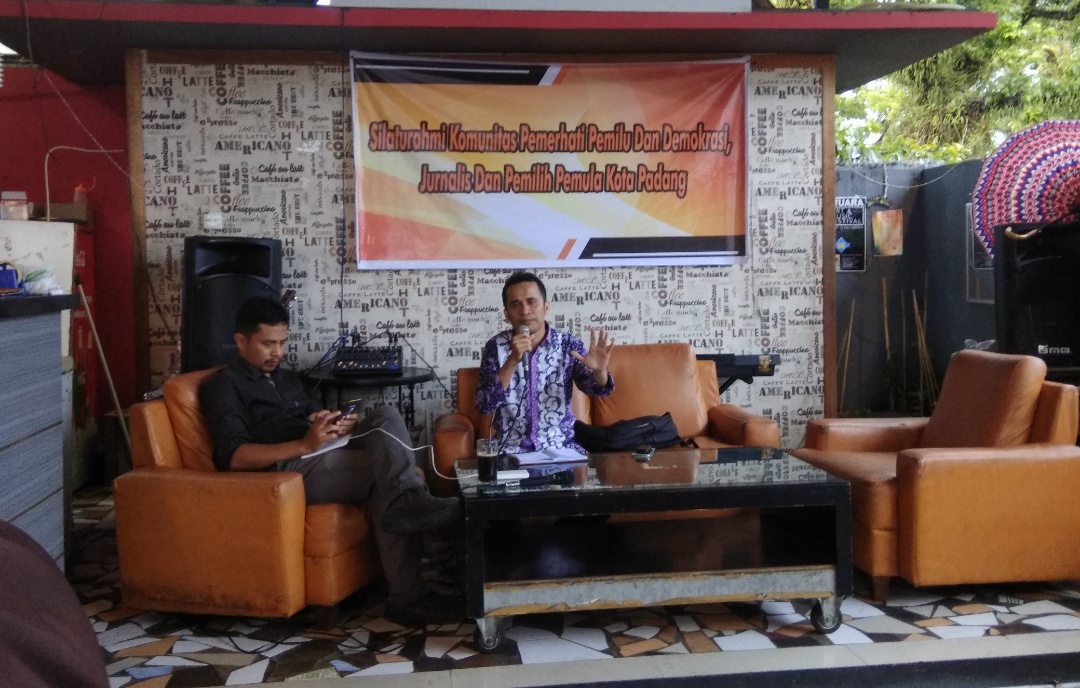 Komisioner KPU Sumbar Gebril Daulai saat Silaturrahmi dengan jurnalis. Foto : Hijrah Adi Sukrial