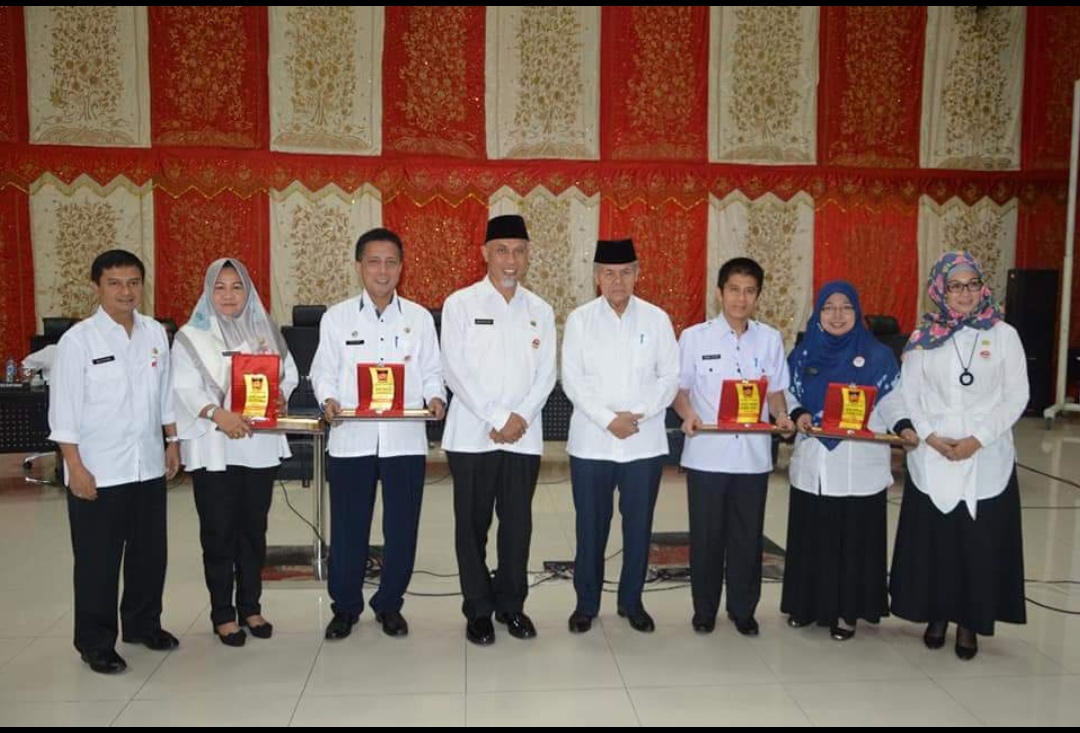 Mahyeldi-Emzalmi berfoto bersama penerima penghargaan SKPD Terbaik TLHP Pemko Padang. Foto : Humas Pemko Padang