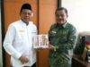 Ermanto (kanan) memberikan novel Sansai pada Rektor UNP Ganefri, pada 22 Juni lalu di Rektorat UNP.