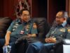 Danlantamal II Laksma TNI Agus Sulaeman saat bincang-bincang santai bersama Dirkes Ditjen Kuathan Kemhan RI, Laksma TNI Arie Zakaria, di Mako Lantamal II Padang, Bukit Peti-Peti, Teluk Bayur, Kota Padang, Sumatera Barat, Senin (2/7/2018). @tanharimage.