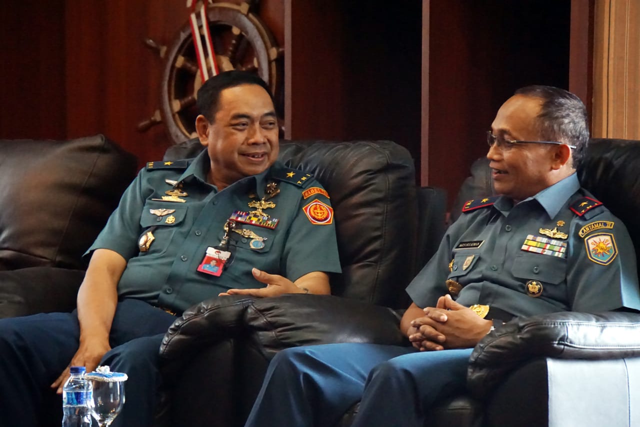 Danlantamal II Laksma TNI Agus Sulaeman saat bincang-bincang santai bersama Dirkes Ditjen Kuathan Kemhan RI, Laksma TNI Arie Zakaria, di Mako Lantamal II Padang, Bukit Peti-Peti, Teluk Bayur, Kota Padang, Sumatera Barat, Senin (2/7/2018). @tanharimage.