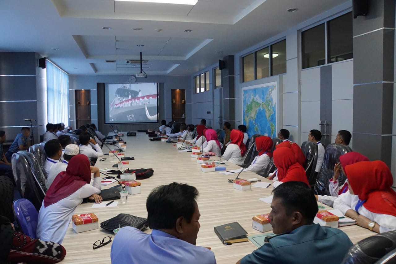 puluhan peserta Diklat Kepemimpinan tingkat III Angkatan VIII Pola Kontribusi bagi Pejabat/Aparatur Sipil Negara (ASN) di lingkungan Pemerintah Kabupaten dan Kota se Sumatera Barat (Sumbar) saat di Mako Lantamal II Padang