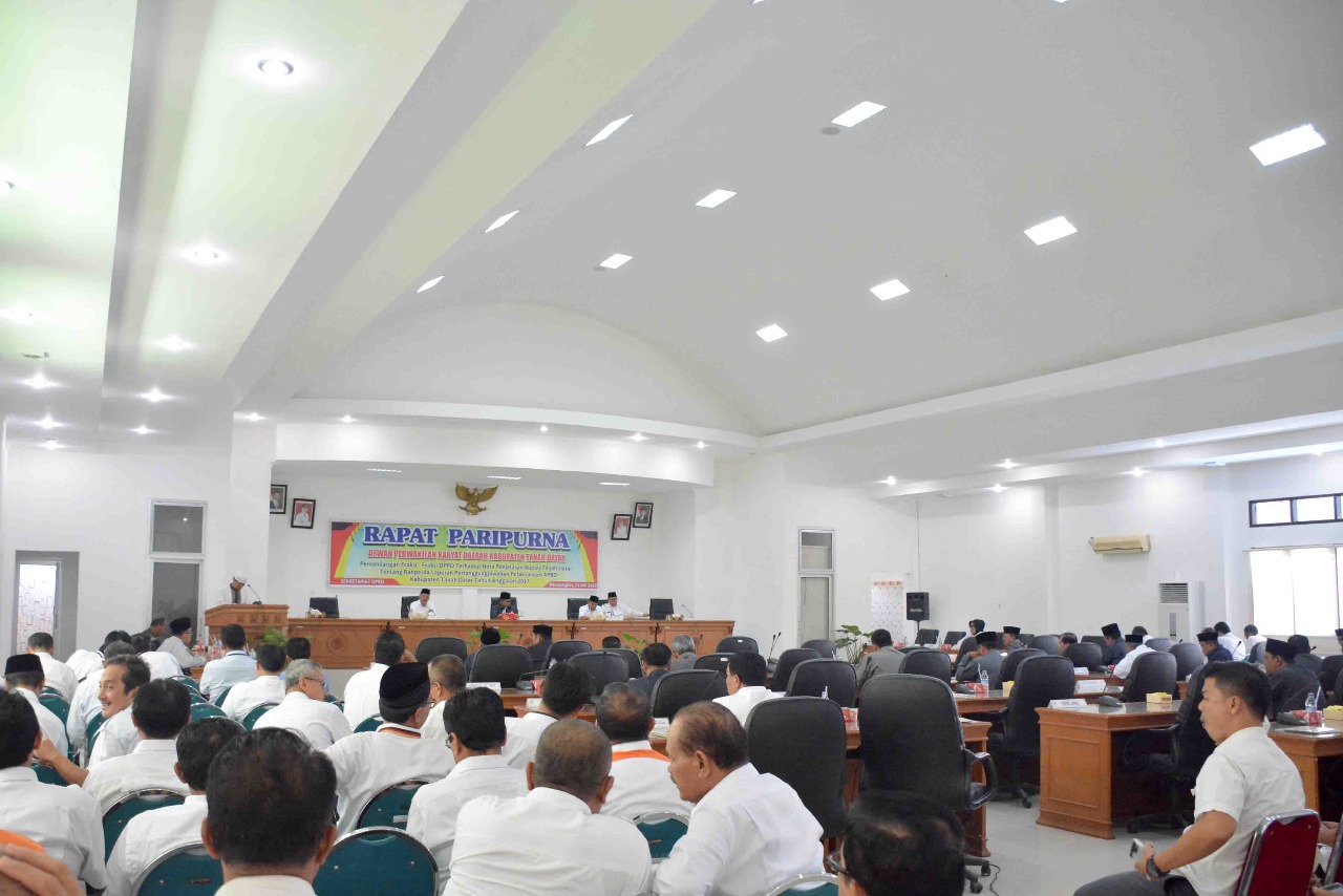 Paripurna terhadap Nota penjelasan Bupati Tanah Datar tentang Ranperda Laporan pertanggungjawaban pelaksanaan Anggaran Pendapatan Belanja Daerah (APBD) Tanah Datar Tahun Anggaran 2017 di ruang sidang DPRD Kabupaten Tanah Datar, Rabu (11/7/2018). Foto : Rehan