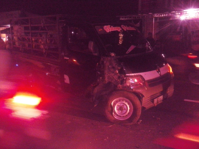 Satu unit minibus jenis Daihatsu Grandmax mengalami kerusakan cukup parah setelah dihantam Toyota Kijang yang hilang kendali di Jalan Pariaman-Lubuk Basung, Desa Pauah Timur, Kota Pariaman, Rabu 11 Juli 2018. Foto : Rizki Pratama
